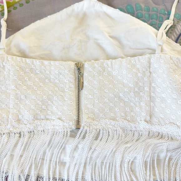 Elliatt Water Lily Top in size M in Ivory/White - Picture 10 of 11